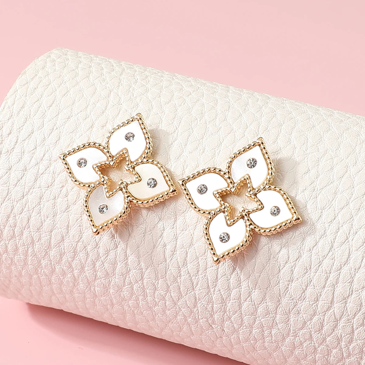 طقم مجوهرات نسائي عصري من النحاس الحلو المصنوع من الزركون على شكل زهرة بتصميم قلادة وأقراط وإكسسوارات لحفلات الزفاف